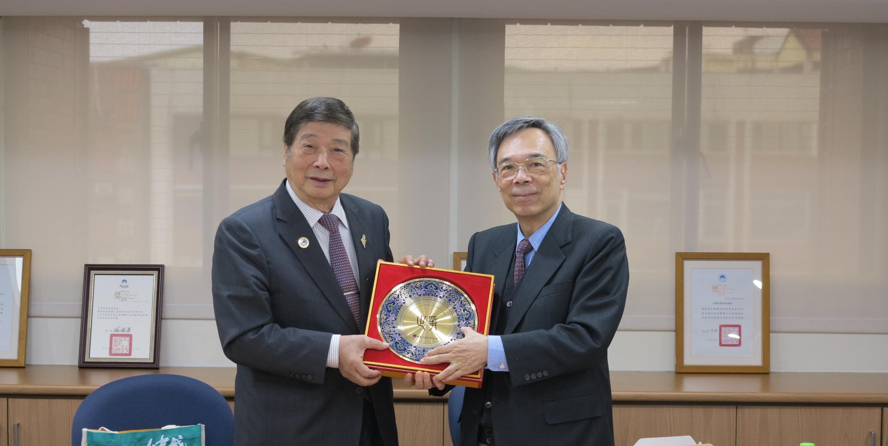 ASTCC President Mr. S. T. Liu (left) and CAA Chairman Dr. Fuldien Li exchange souvenirs