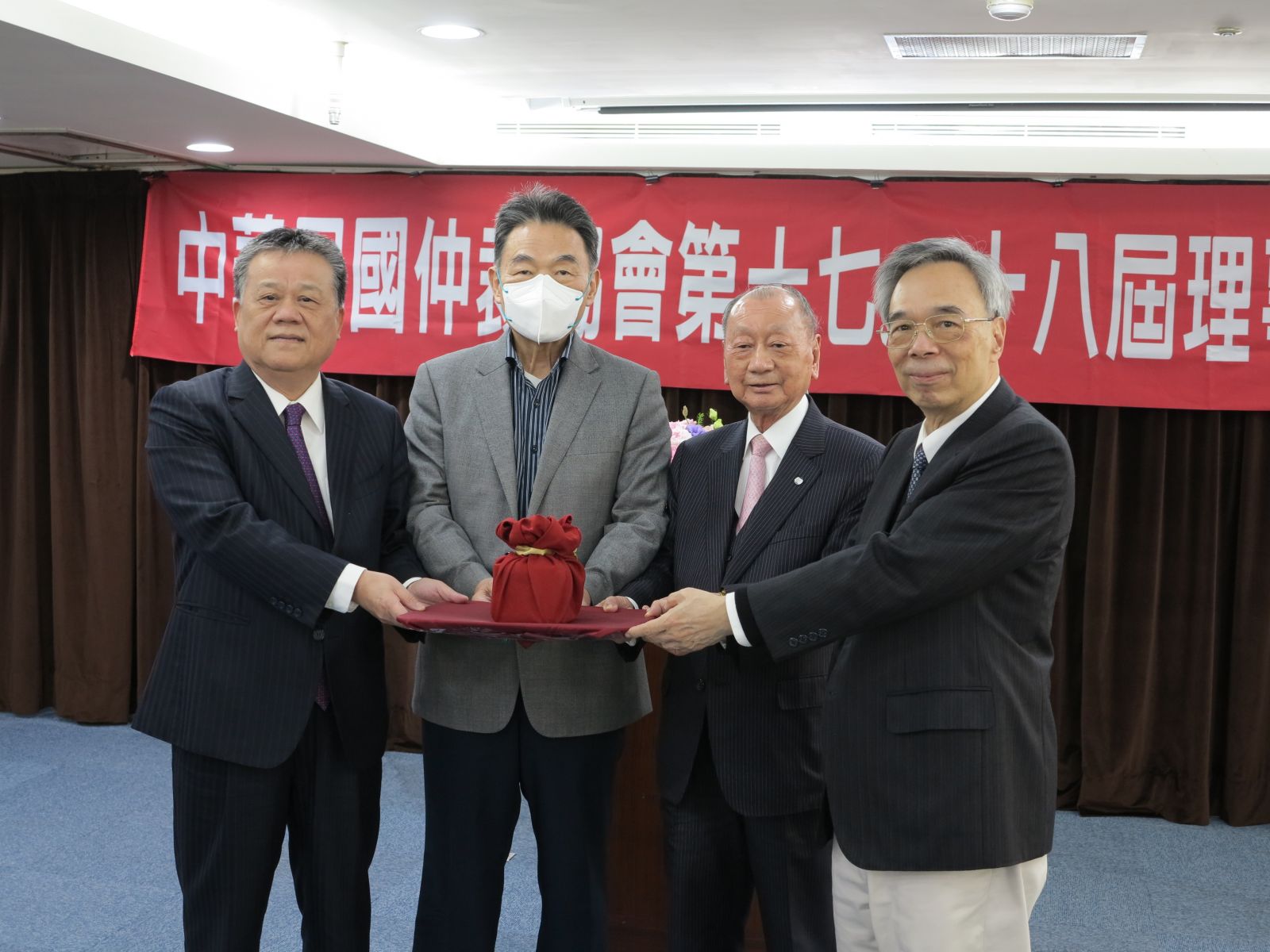 本會理事長由李復甸博士交棒吳永乾博士<br>Dr. Fuldien Li hands over CAA Chairmanship to Dr. Joe Y. C. Wu